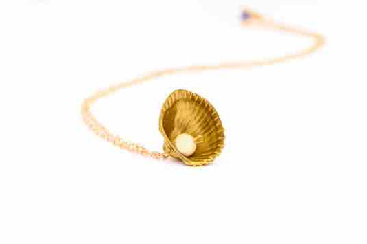 Seashell Serenade: Gold Seashell Necklace with Pearl Bead Accent